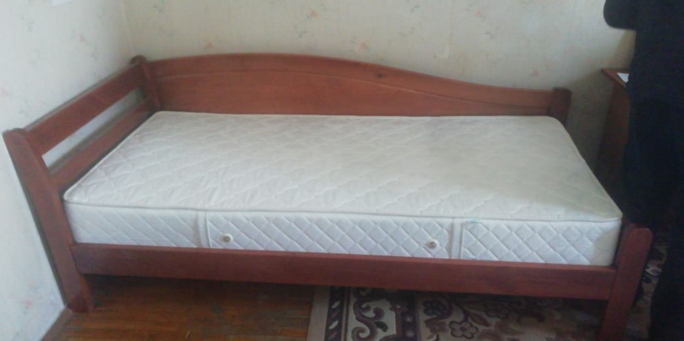 Кровать из натурального дерева Вероника Hard, массив сосны, цвет вишня 2. Изделие укомплектовано матрасом с ортопедическим эффектом.